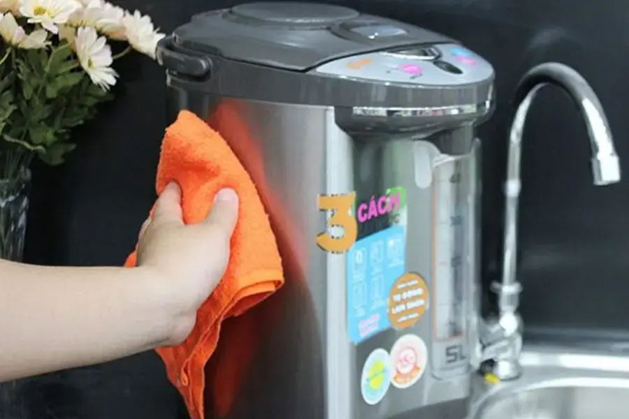 Nên vệ sinh bình thuỷ điện định kỳ để loại bỏ bụi bẩn và cặn trong ruột bình (Nguồn: Điện Máy Xanh)