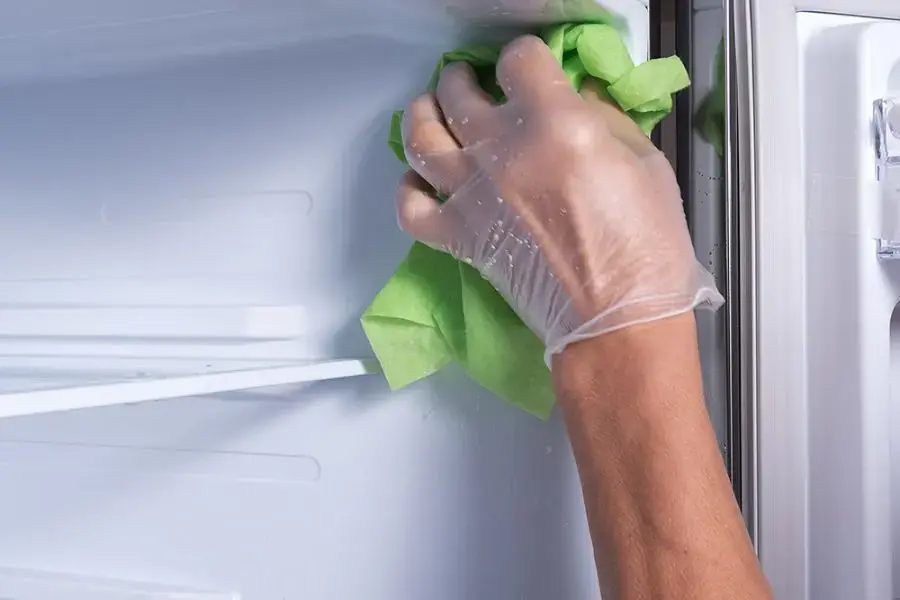 Bạn cần lau khô nước để tránh nước lan khắp nhà