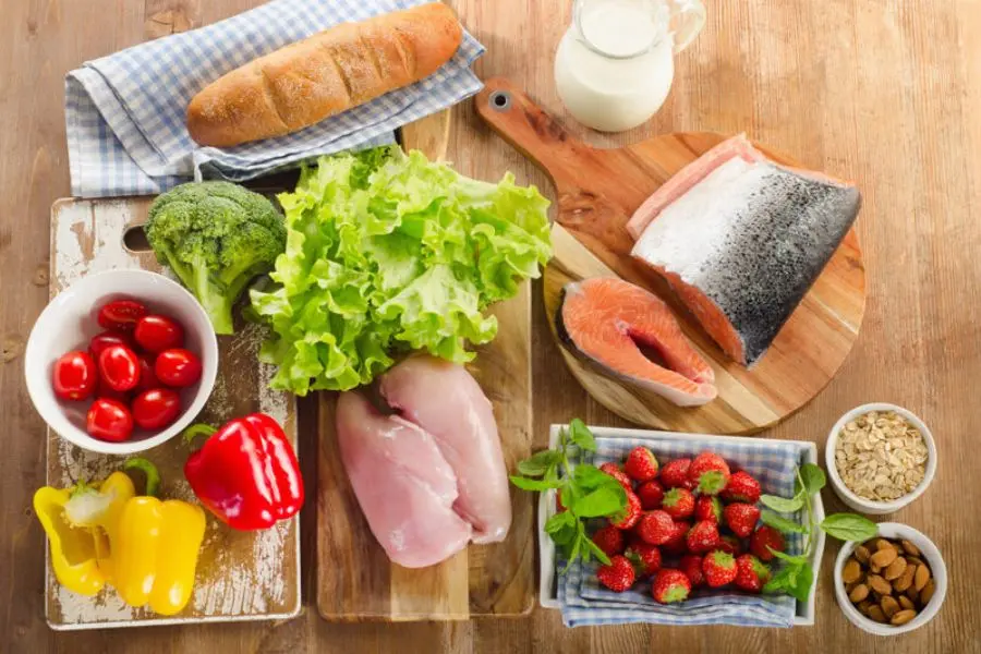 Sơ chế sạch các nguyên liệu trước khi nấu canh.