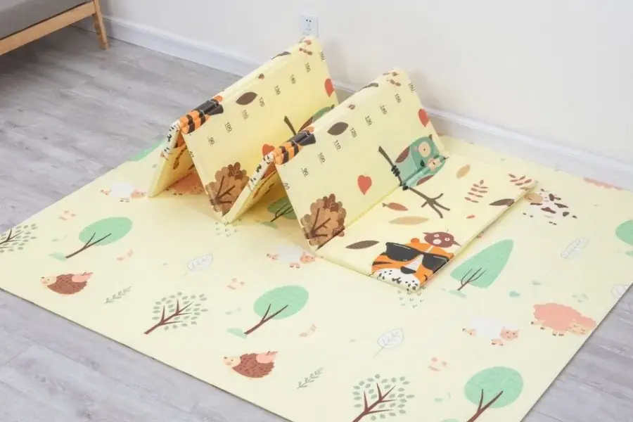 Thảm xốp có mùi hôi vì các chất keo kết dính trong thành phần 