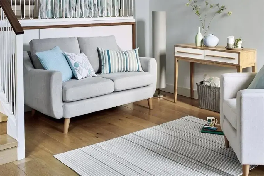 Chọn sofa cho phòng khách nhỏ bạn nên ưu tiên những ghế sofa đơn, đôi, đi-văng (Hình ảnh: Loveproperty)