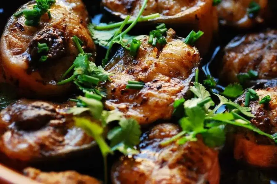 Cá chình kho tiêu đầy hấp dẫn thường ăn cùng cơm nóng.