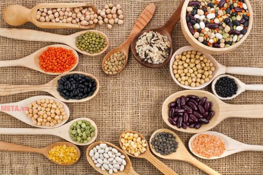 Chuẩn bị đầy đủ các nguyên liệu làm ngũ cốc từ các loại đậu.