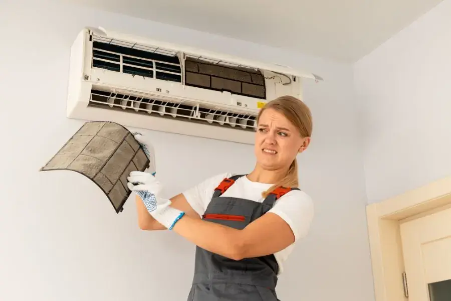 Lọc gió của máy lạnh General bị bám bẩn.