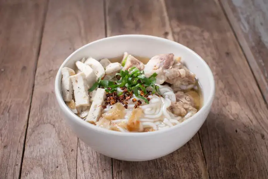 Bánh canh bột gạo rất phổ biến tại miền Trung với hương vị thơm ngon.