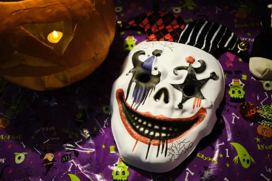 Mặt nạ quỷ - vật dụng trang trí không thể thiếu trong ngày Halloween.