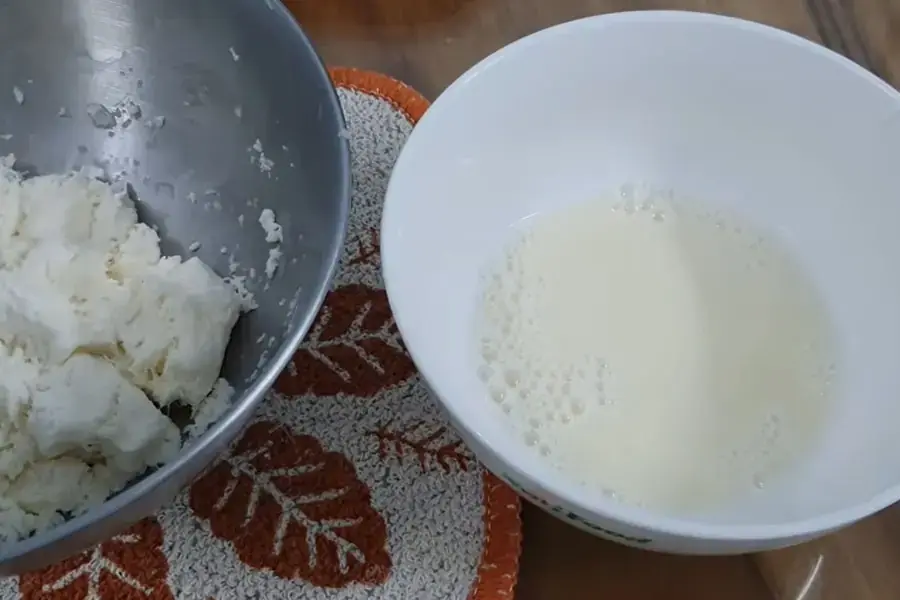 Bào khoai mì sau đó vắt lấy nước
