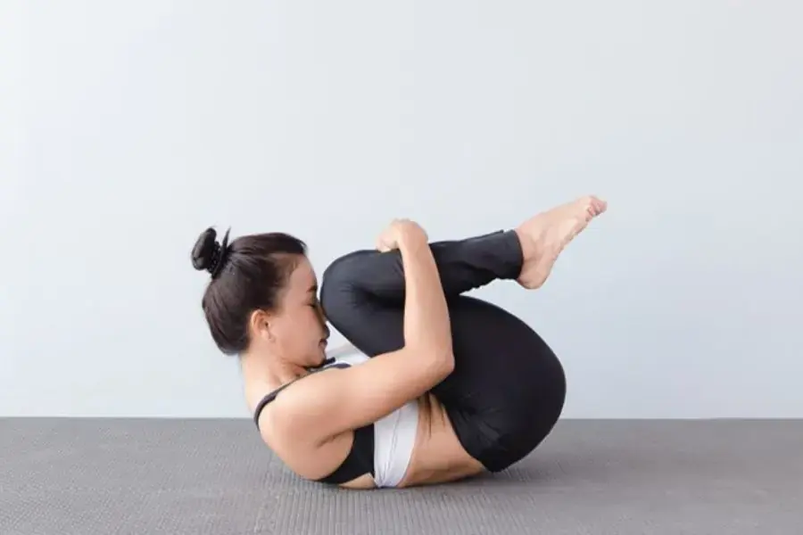 Bài tập Roll - up giúp giãn nở cơ toàn thân