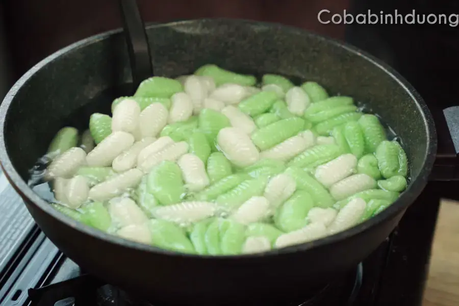 Luộc bánh bột lọc