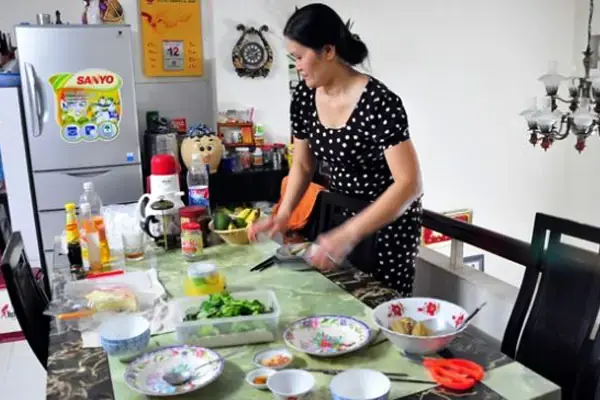 Bạn có thể thuê người giúp việc theo giờ để nấu ăn cho gia đình (ảnh: Zing News)
