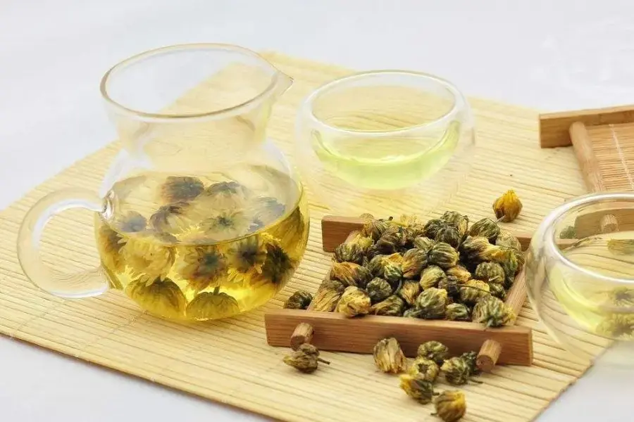 Nước trà hoa cúc thơm dịu, giúp thanh lọc cơ thể hiệu quả.