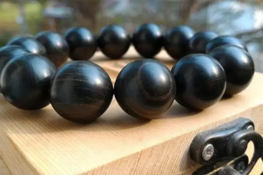 Vòng tay làm từ gỗ mun