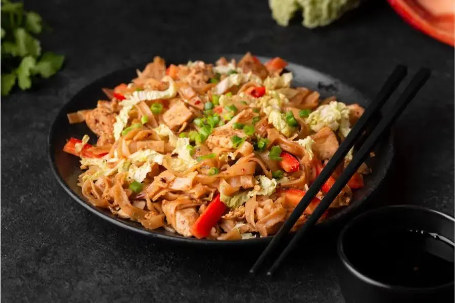 Cơm trộn gà và rau củ có màu sắc bắt mắt