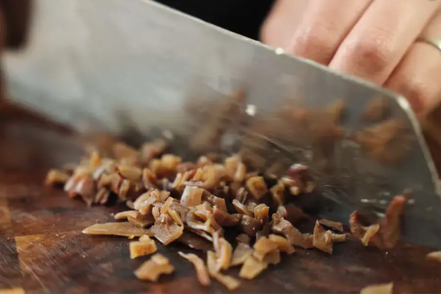 Cắt nhỏ nấm mèo