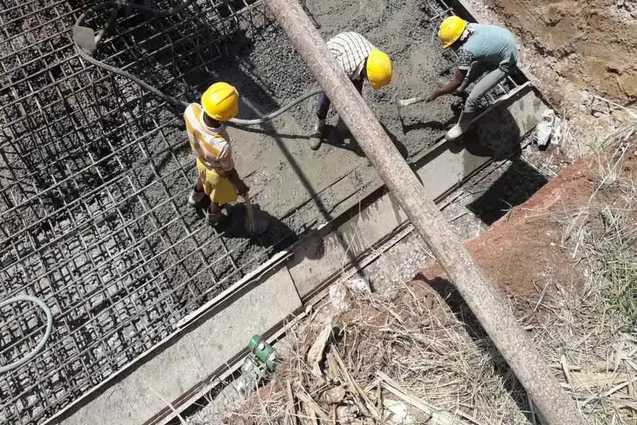 Đổ bê tông móng cọc 
