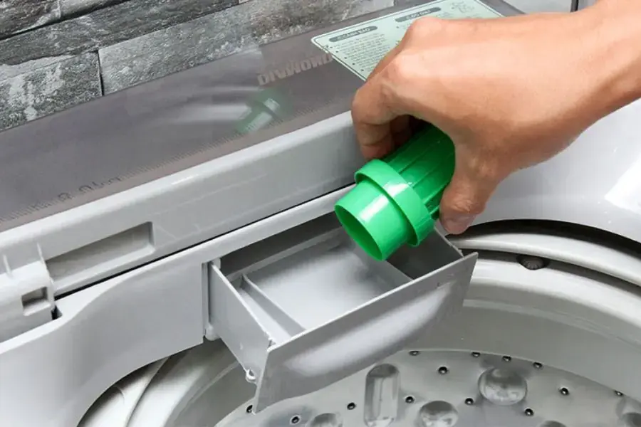 Hướng dẫn cách dùng nước xả vải cho máy giặt có khay.