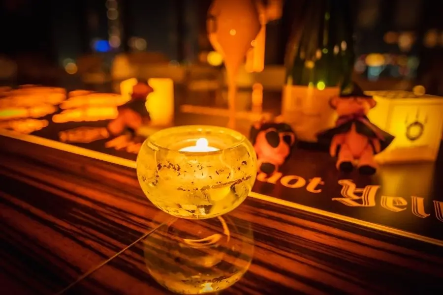 Trang trí Halloween quán cafe theo phim kinh dị với nến.