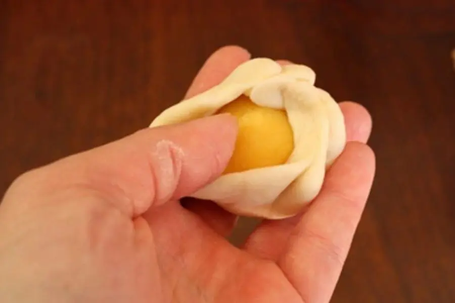 Gói nhân cho bánh bao kim sa.
