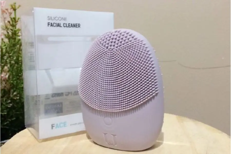 Máy rửa mặt giúp bảo vệ làn da tránh khỏi bụi bẩn.