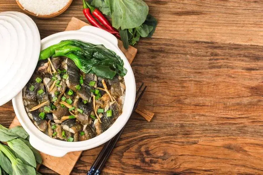 Cá chình hấp cải bó xôi là món ăn cứu tinh cho những ngày không biết ăn gì.