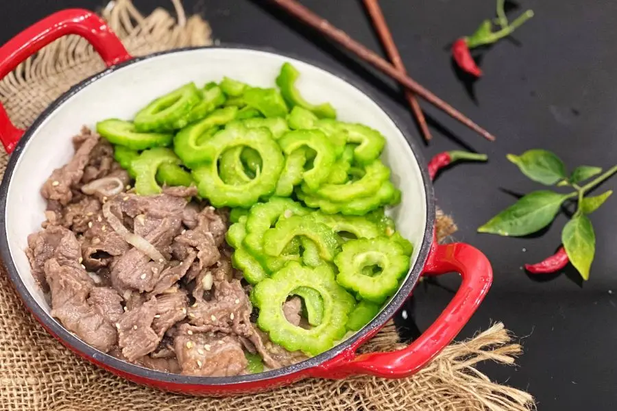 Thịt bò xào khổ qua chống ngán cho cả gia đình.