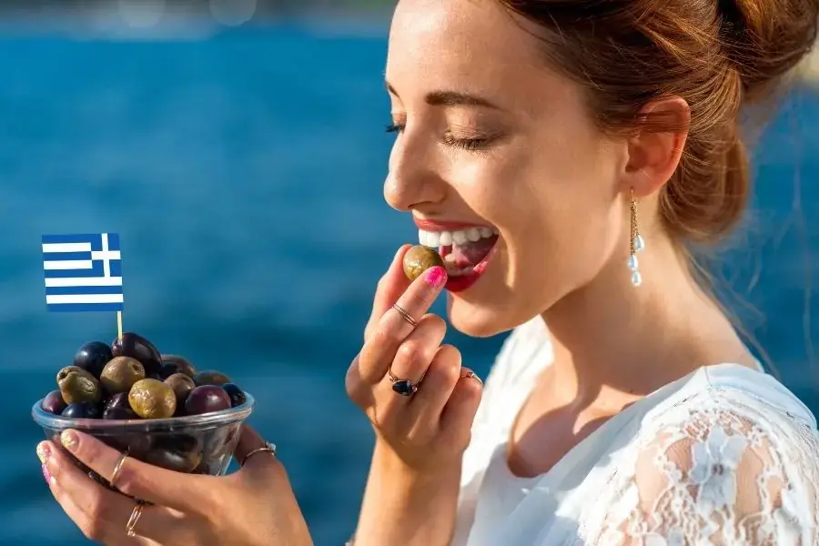 Quả ô liu giàu vitamin E giúp tăng cường sức khỏe tóc và lan da