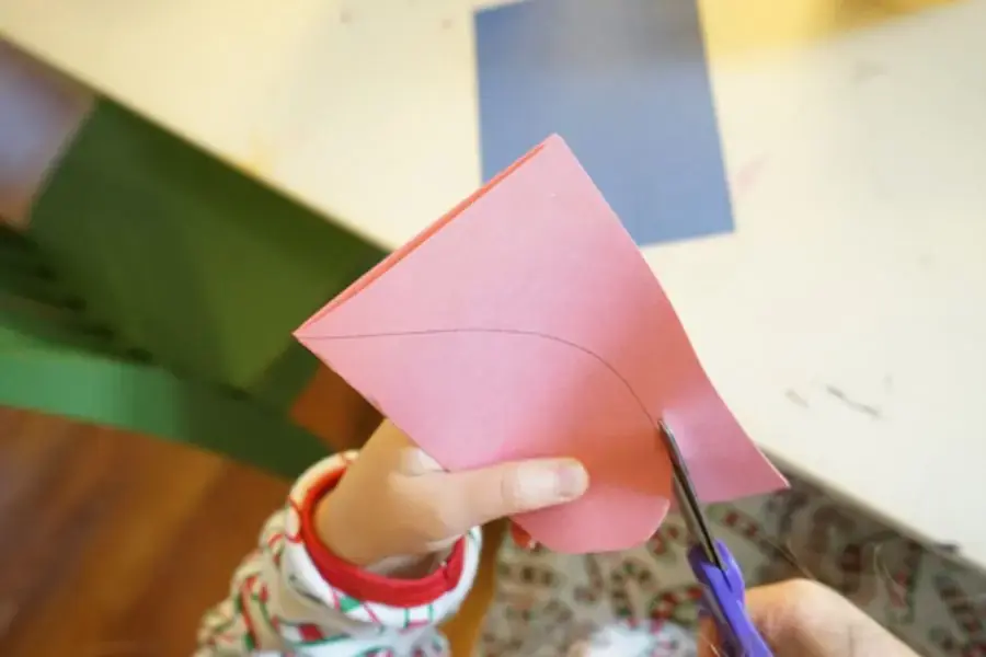 Cắt giấy theo các hình dáng và màu sắc theo ý thích