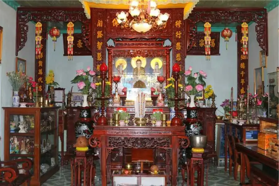 Bàn thờ là nơi con cháu thờ cúng nên đặt sofa dưới bàn thờ là điều cấm kỵ