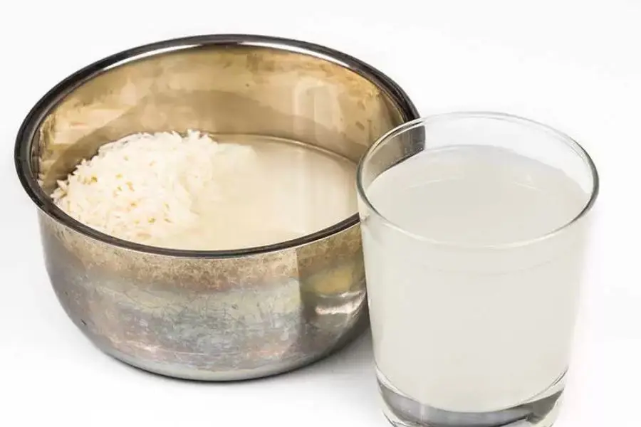 Chuẩn bị gạo, nước để vo gạo