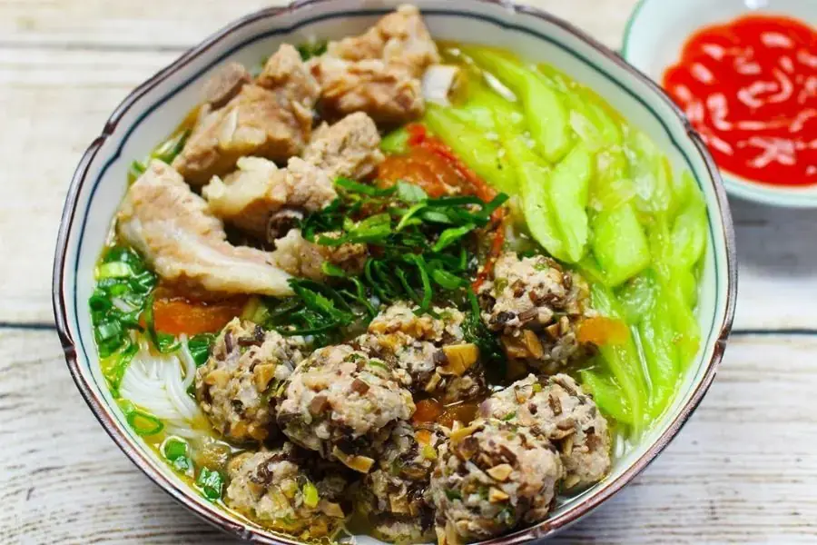 Bún dọc mùng là món ăn thích hợp để làm mới thực đơn cho gia đình