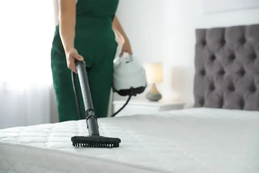 Dùng máy hút bụi vệ sinh sạch sẽ trên bề mặt đệm