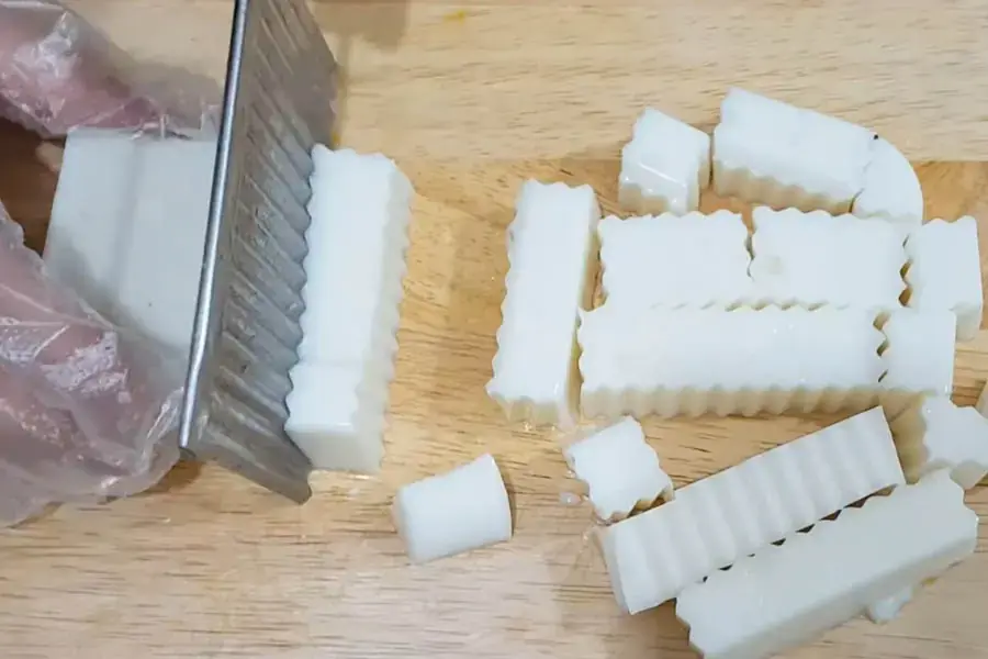 Cắt rau câu thành các khúc nhỏ vừa ăn