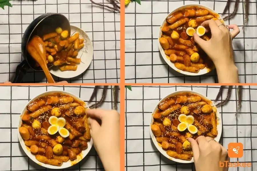 Múc bánh ra đĩa và rắc mè