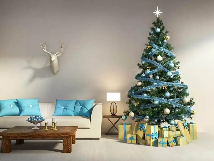 Trang trí cây thông Noel bằng dây kim tuyến là hình thức rất được ưa chuộng.