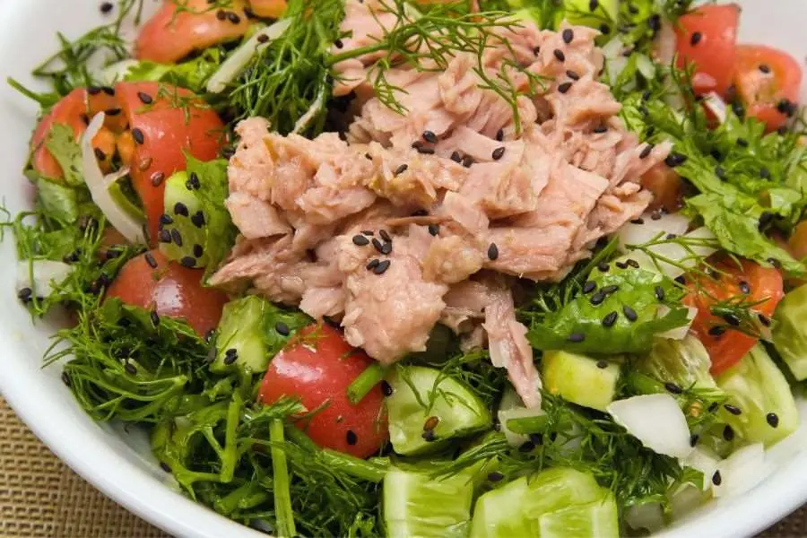 Salad cá ngừ thanh mát làm món khai vị cho thực đơn đêm Giáng Sinh.