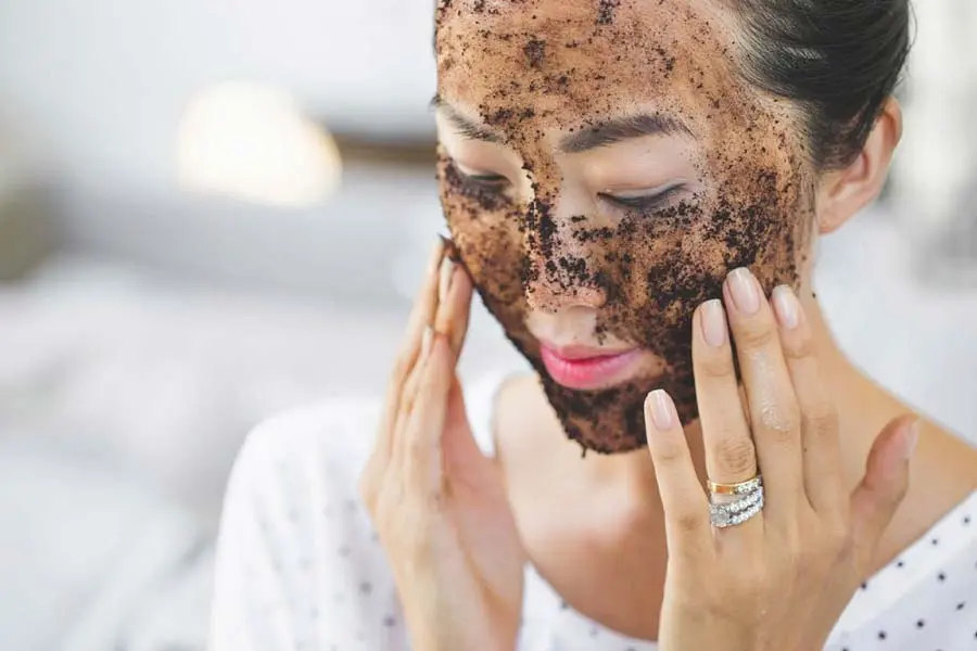 Tẩy tế bào chết giúp khô thoáng lỗ chân lông, hạn chế nhờn.