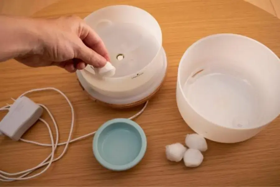 Thường xuyên vệ sinh máy xông tinh dầu