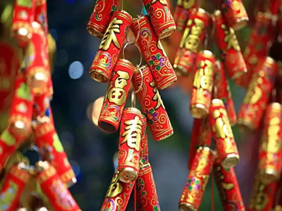 Bạn có thể mua dây pháo giả treo ở hai bên cửa văn phòng hoặc treo lên các cây cảnh (đối với những dây pháo loại nhỏ).