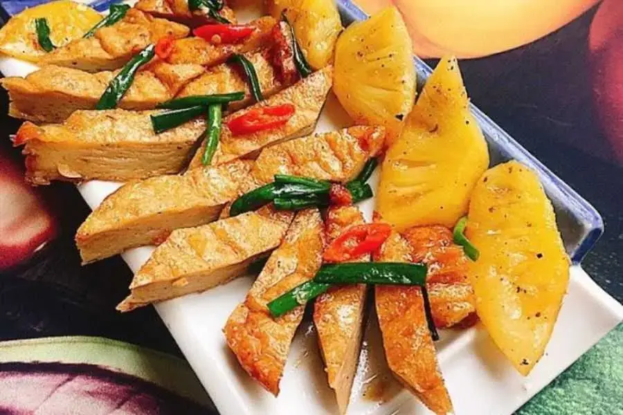 Vị dứa ngọt thanh kết hợp cùng miếng chả cá basa béo bùi