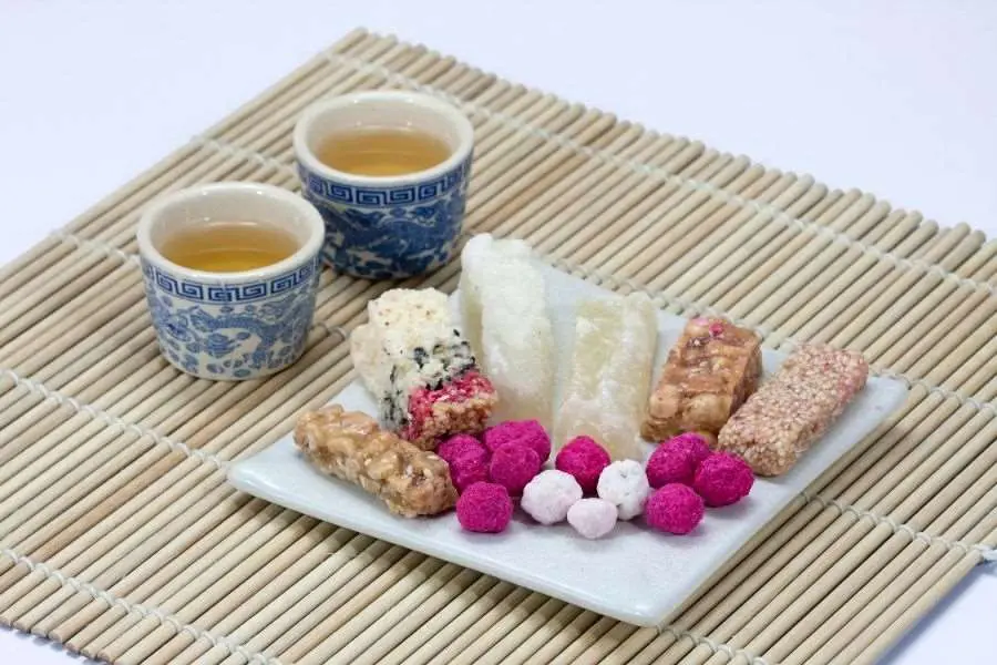 Các món bánh kẹo truyền thống trong ngày Tết như kẹo lạc, kẹo vừng, chè lam,...