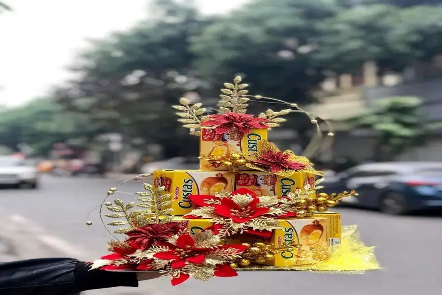Tháp bánh trang trí Tết sang trọng.