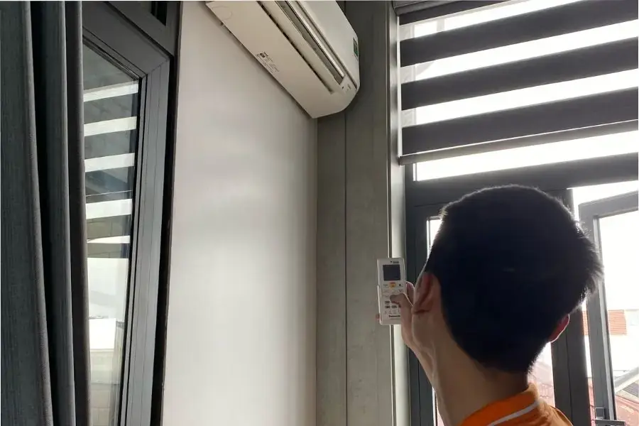 Kiểm tra tình trạng máy lạnh trước khi vệ sinh.