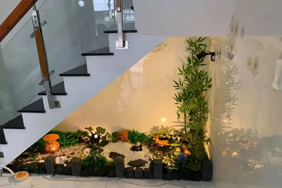 Bố trí tiểu cảnh gầm cầu thang phù hợp với kết cấu ngôi nhà, trang bị ánh sáng cho cây tươi tốt