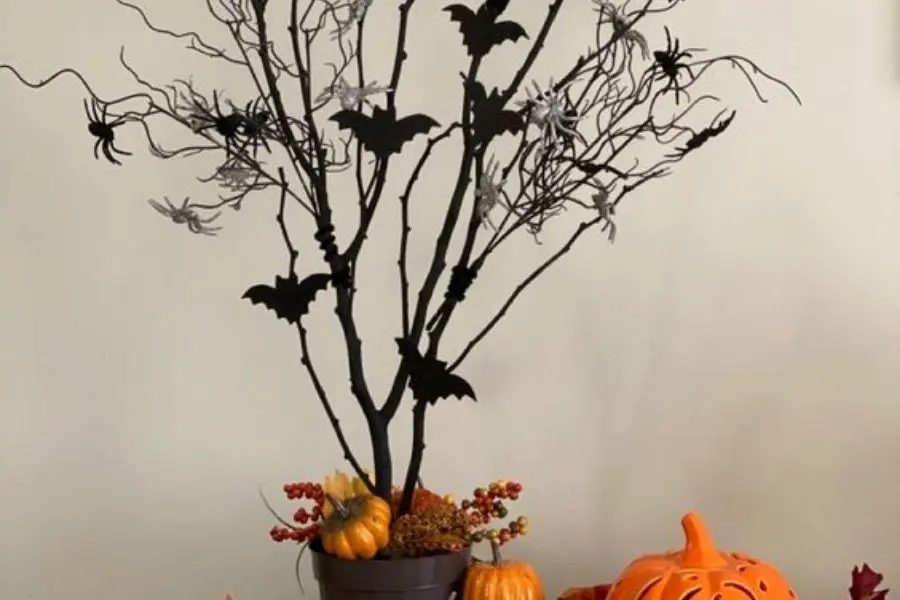 Cành cây khô trang trí Halloween lớp mầm non.