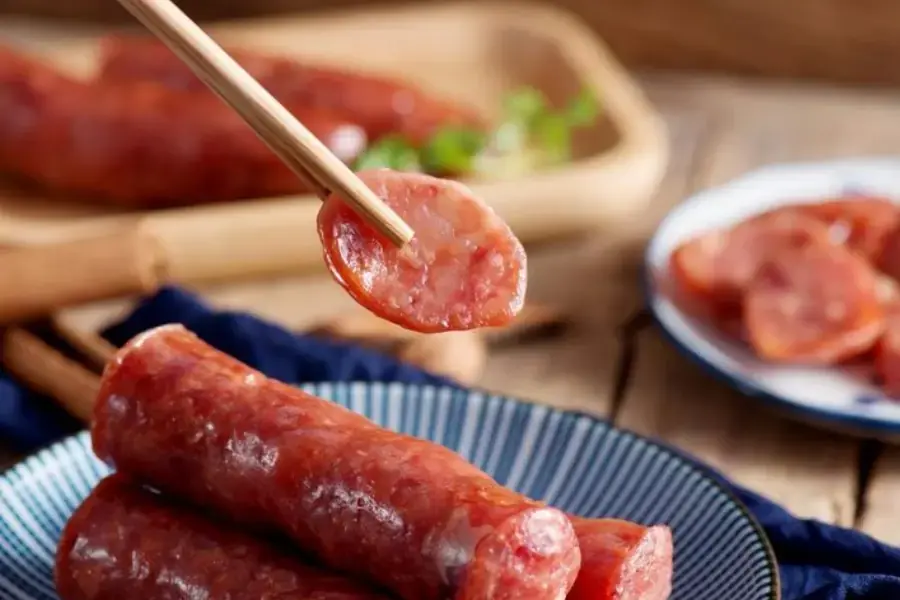 Lạp xưởng được làm chủ yếu từ thịt heo. 