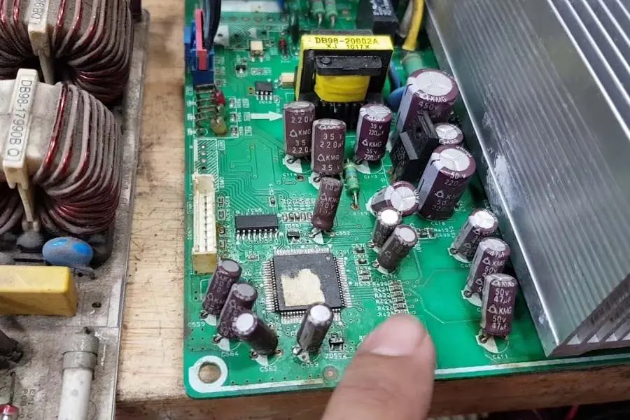 Đèn máy chớp nháy liên tục là dấu hiệu bo mạch cục nóng bị hỏng.