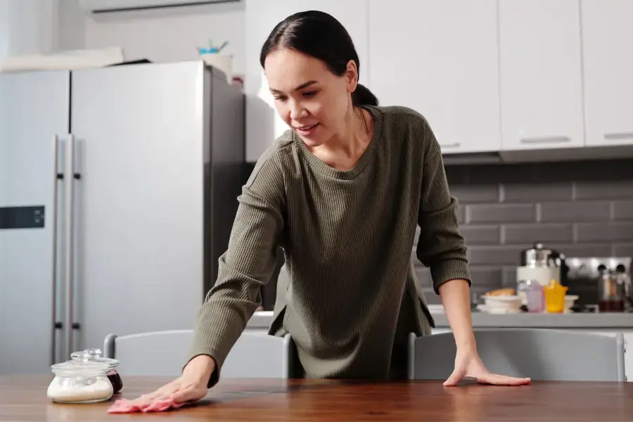 Cần lưu ý khi khử khai nước tiểu mèo