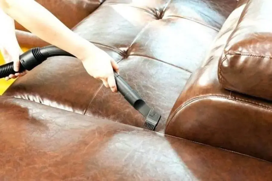 Làm sạch ghế sofa giả da bằng máy hút bụi 2 lần/tuần bạn nhé