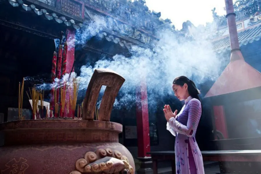 Nên cầu phúc thay vì cầu tài lộc khi xuất hành.