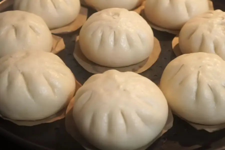 Hấp bánh bao.